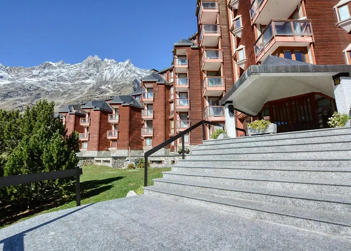 Апартаменти Cozy In With Wifi